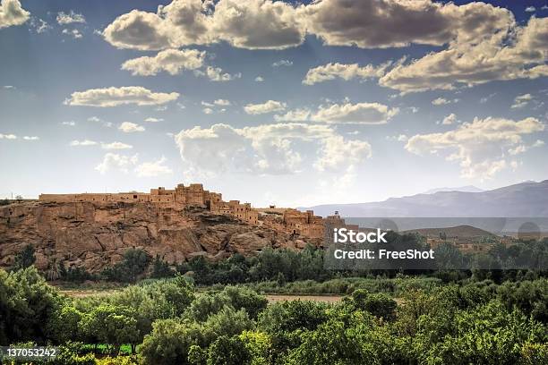 村のアトラス山脈ます - モロッコのストックフォトや画像を多数ご用意 - モロッコ, ヤシの木, 村