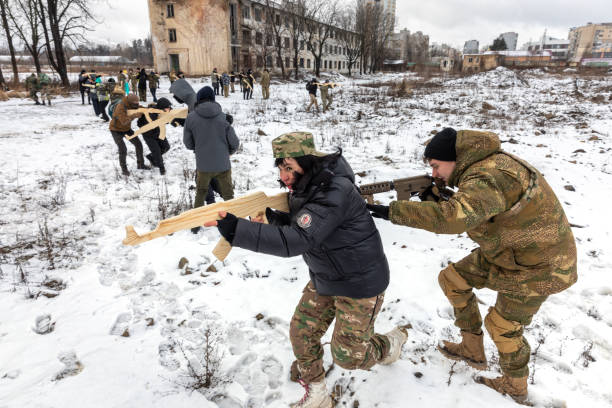 exercices militaires pour civils à kiev, ukraine - civil war photos et images de collection