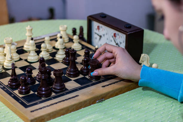 jeu d’échecs. adolescente jouant aux échecs. - clock time clock hand urgency photos et images de collection