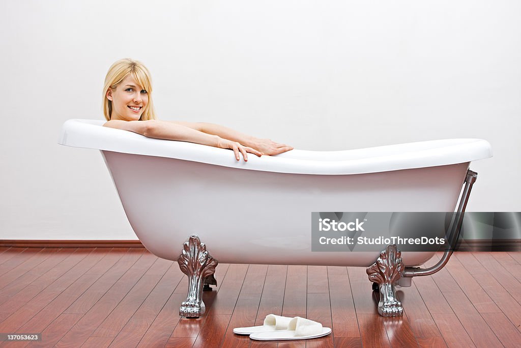 若い美しい女性がバブルバス - 風呂�のロイヤリティフリーストックフォト
