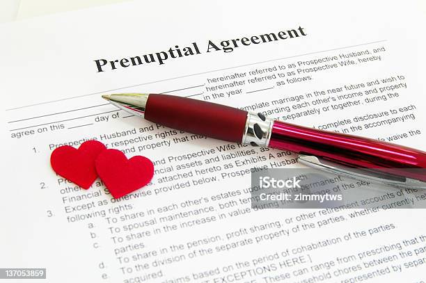 Il Prenup - Fotografie stock e altre immagini di Prenuptial Agreement - Frase breve - Prenuptial Agreement - Frase breve, Documento, Penna