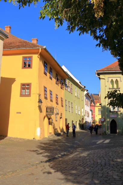 7 września 2021 - sighisoara, schäßburg, rumunia: dom vlada dracula w transylwanii w porannym słońcu - vlad vi zdjęcia i obrazy z banku zdjęć