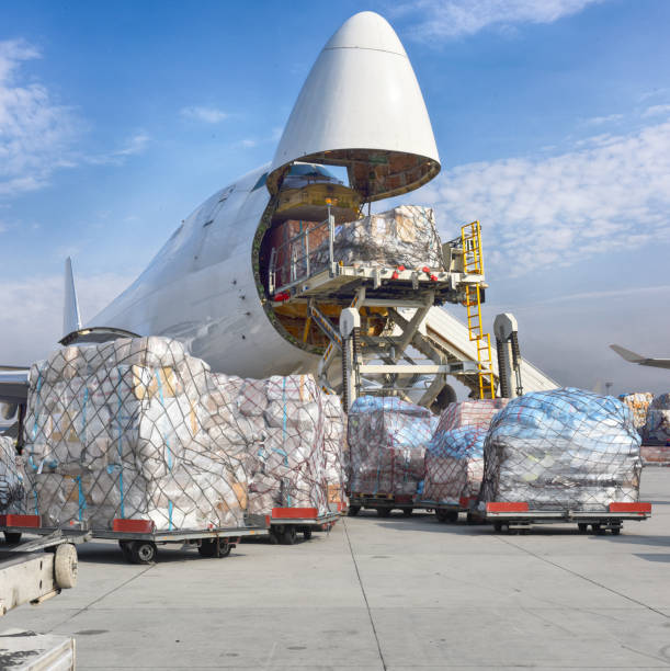 załadunek samolotu towarowego - freight transportation airplane cargo airplane airport zdjęcia i obrazy z banku zdjęć