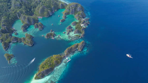 vue panoramique aérienne des îles et du paysage marin - archipel photos et images de collection