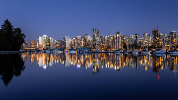 panoramablick auf das stadtbild von downtown vancouver während des sonnenuntergangs von der stanley park sea wall, vancouver, british columbia, kanada - scenics skyline panoramic canada place stock-fotos und bilder