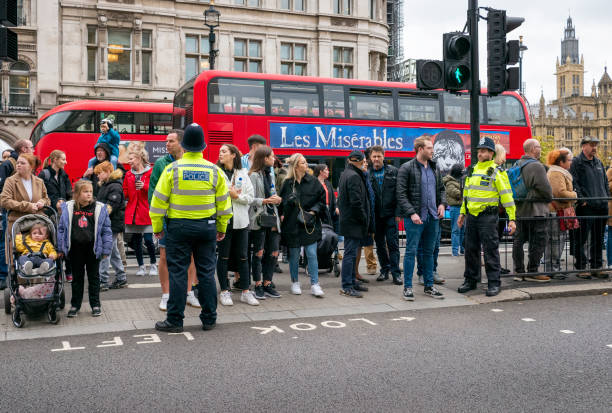 화이트홀의 도로를 건너, 런던 - british transport police 뉴스 사진 이미지