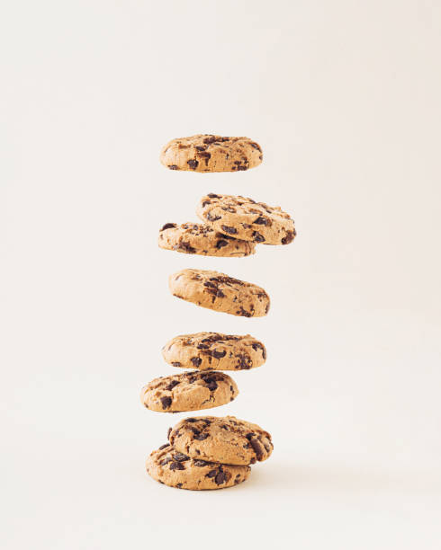 biscotti con gocce di cioccolato sullo sfondo crema. - cookie foto e immagini stock