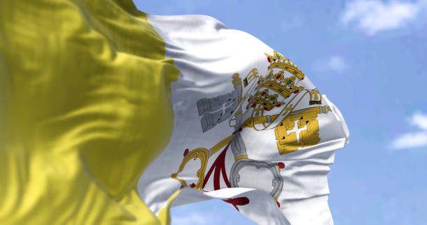 맑은 날에 바람에 흔들리는 바티칸 국가의 국기의 세부 사항 - papal conclave 뉴스 사진 이미지