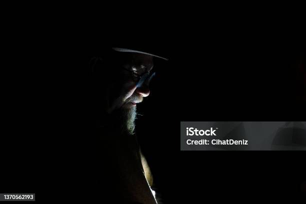 Yüzüne Parçalı Işık Düşen Yaşlı Adam Portresi Stock Photo - Download Image Now - Darkroom, Men, Light - Natural Phenomenon