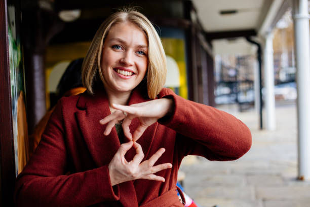 красивая женщина, использующая язык жестов - sign language стоковые фото и изображения