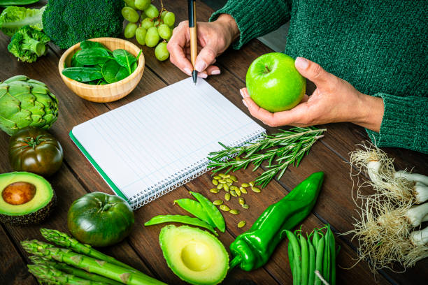 erstellen einer liste von gesunden grünen früchten und gemüse - plant spinach stock-fotos und bilder