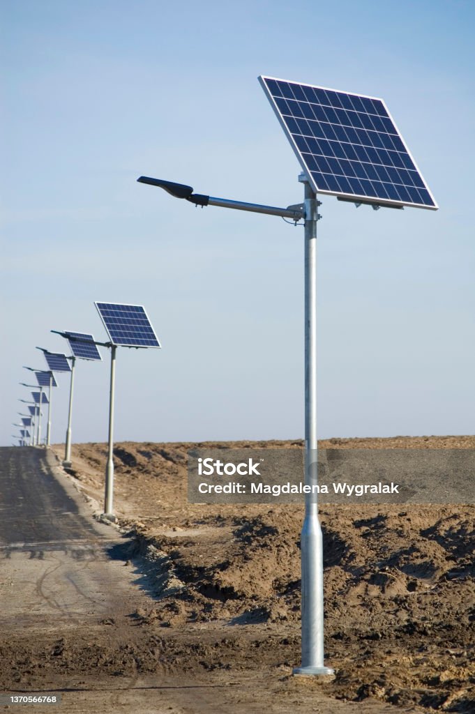 Gedeeltelijk Spaans Detecteerbaar Gruppe Von Lampen Mit Solarpanel Gegen Blauen Himmel Stockfoto und mehr  Bilder von Solarkraftwerk - iStock