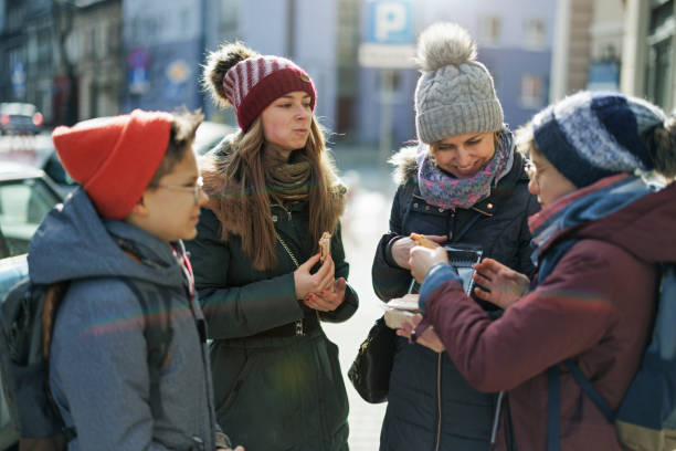 familien-sightseeing-stadt am sonnigen, aber kalten wintertag. - people eating walking fun stock-fotos und bilder