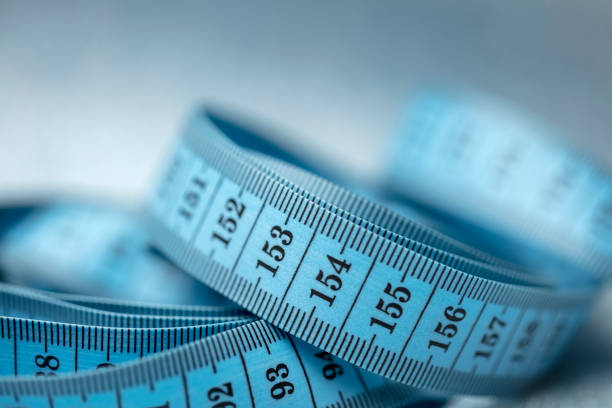 tape measure close-up - textile healthy eating instrument of measurement tape measure imagens e fotografias de stock