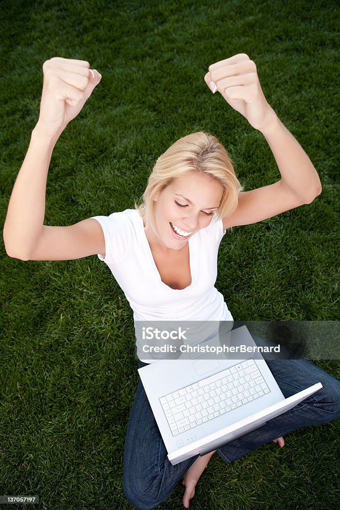 Animado jovem mulher usando laptop - Foto de stock de 20-24 Anos royalty-free