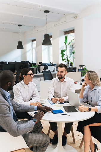 Empresarios multiétnicos durante una reunión en una oficina moderna photo