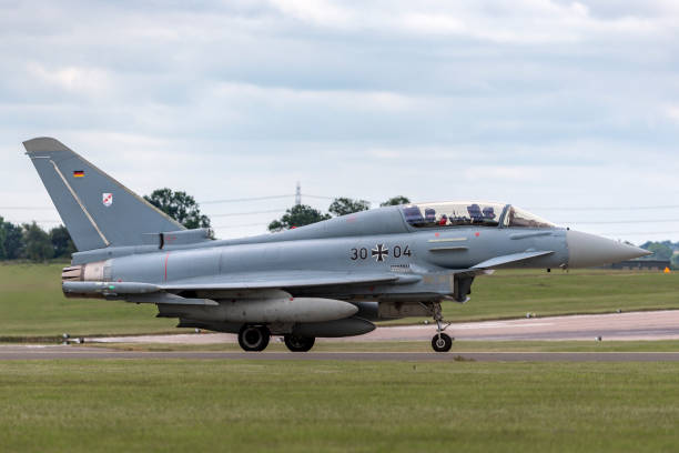 niemiecki samolot myśliwski eurofighter typhoon kołujący w waddington. - military airplane military eurofighter typhoon zdjęcia i obrazy z banku zdjęć