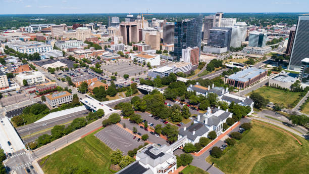 aerial view of downtown richmond over the gamblers hill park, richmond, virginia, on a sunny day. - gamblers imagens e fotografias de stock