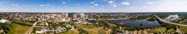 richmond, virginia. vista aerea del centro di richmond e dei quartieri residenziali e commerciali sul gamblers hill park, verso il fiume james. panorama cucito extra-large ad alta risoluzione. - gamblers foto e immagini stock