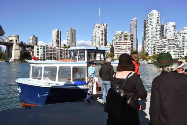 vancouver granville island en colombie-britannique canada, personnes embarquant sur un bateau - ferry british columbia vancouver vancouver island photos et images de collection