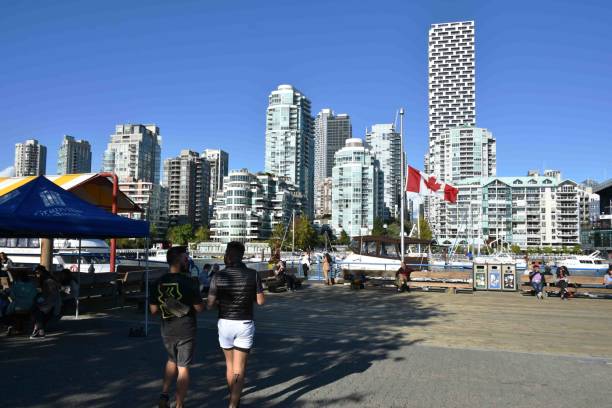 vancouver granville island en colombie-britannique canada, bâtiment extérieur, personnes, bateau - ferry british columbia vancouver vancouver island photos et images de collection