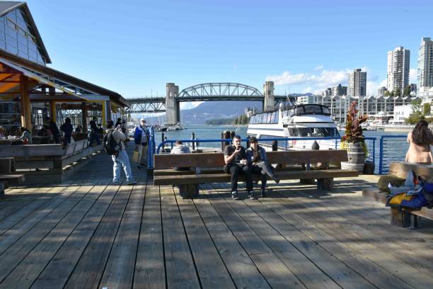 granville island à vancouver colombie-britannique canada amérique du nord, bâtiment extérieur, personnes, bateau - ferry british columbia vancouver vancouver island photos et images de collection