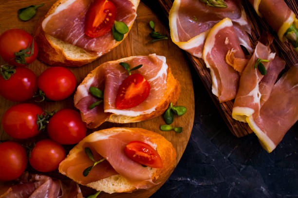 délicieux sandwich au jamon, tomate - cold cuts thin portion salami photos et images de collection