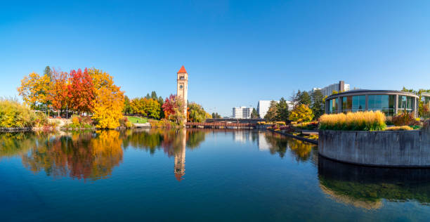 vue panoramique grand angle de riverfront park, y compris la tour de l’horloge, le pavillon d’exposition et le carrousel de looff le long de la rivière spokane en automne à spokane, washington, états-unis - clock tower photos photos et images de collection