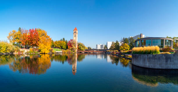 панорамный широкоугольный вид на парк риверфронт, включая часовую башню, выставочный павильон и карусель вдоль реки спокан осенью в спокан - clock tower фотографии стоковые фото и изображения
