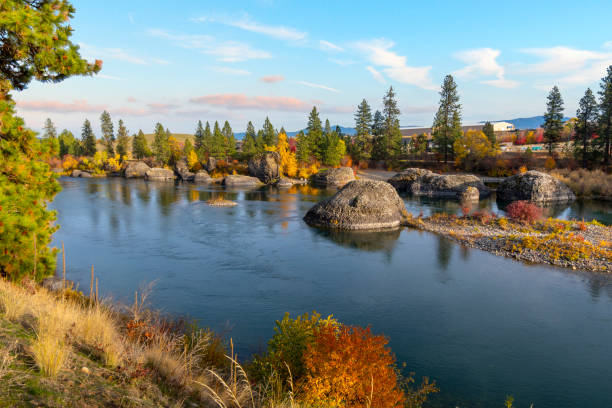 grandes rocas a lo largo del río spokane a medida que las hojas de otoño cambian de color en otoño en islands trailhead a lo largo del centennial trail en spokane, washington, ee. uu. - spokane fotografías e imágenes de stock