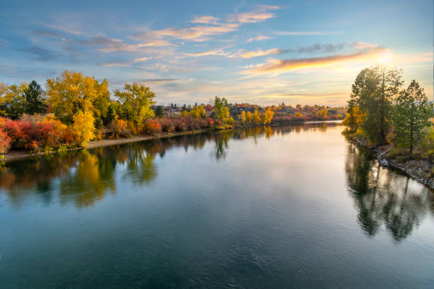 Large boulders along Spokane River at sunset as fall leaves turn colors at Autumn at Islands Trailhead along the Centennial Trail in Spokane, Washington, USA Large boulders along Spokane River as fall leaves turn colors at Autumn at Islands Trailhead along the Centennial Trail in Spokane, Washington, USA spokane river stock pictures, royalty-free photos & images