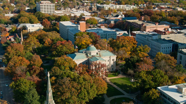 north carolina state capitol building in raleigh - aerial - carolina do norte estado dos eua imagens e fotografias de stock