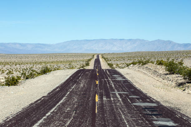 山への道 - desert road road highway california ストックフォトと画像