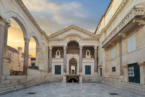 tôt le matin au péristyle ou péristil à l’intérieur du palais de dioclétien dans la vieille ville de split croatie - diocletian photos et images de collection