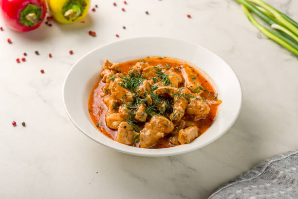 gulasch mit rindfleisch und karotten auf weißem marmortisch - ragout stock-fotos und bilder