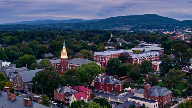 バージニア州シャーロッツビルのダウンタウンとマーケットストリートパークの高い空撮 - blue ridge mountains mountain virginia mountain range ストックフォトと画像