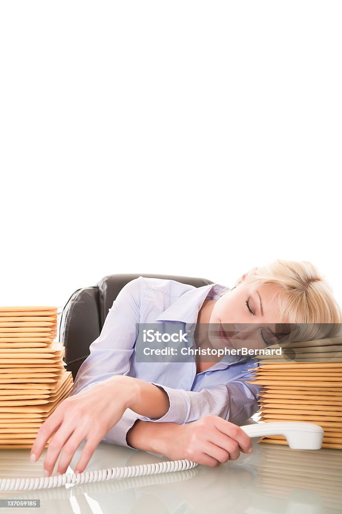 Dormire donna d'affari presso la sua scrivania - Foto stock royalty-free di 20-24 anni