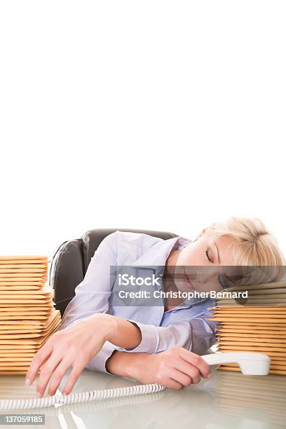 Foto de Empresária Dormir Em Sua Mesa e mais fotos de stock de 20-24 Anos - 20-24 Anos, 25-30 Anos, Administrador