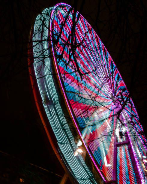 longue exposition de la grande roue - édimbourg, écosse - blurred motion amusement park spinning lighting equipment photos et images de collection