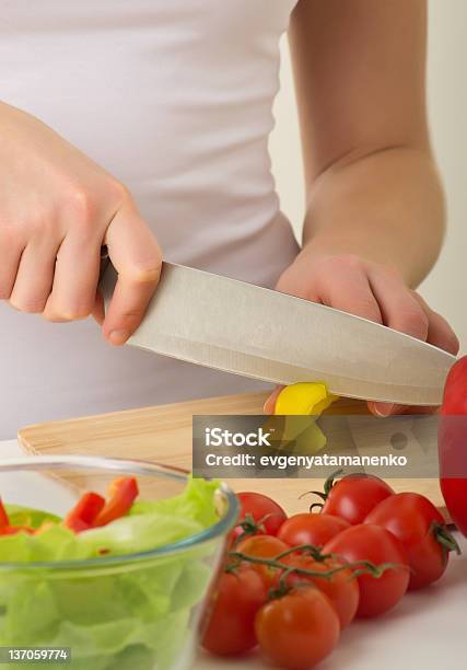 Руки Человека Салат На Кухне Приготовления Овощей — стоковые фотографии и другие картинки Антиоксидант - Антиоксидант, Веганство, Вегетарианское питание