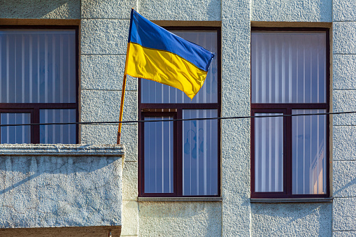 Bandera Nacional de Ucrania en el balcón de un edificio antiguo. photo