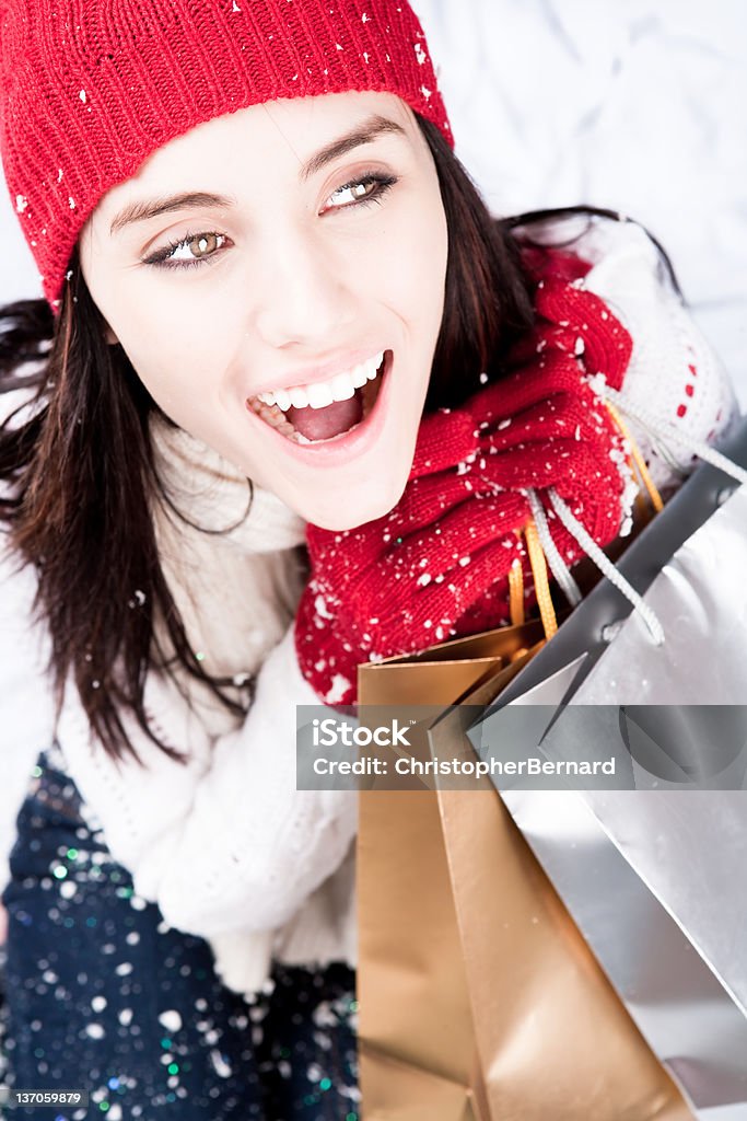 Mujer sonriente con bolsas de la compra - Foto de stock de Aire libre libre de derechos