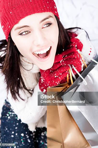 Sorridente Mulher Com Sacos De Compras - Fotografias de stock e mais imagens de Ao Ar Livre - Ao Ar Livre, Comércio - Consumismo, Fazer Compras