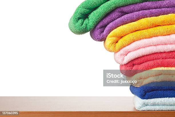 Photo libre de droit de Une Pile De Serviettes En Microfibre Colorée Toppling banque d'images et plus d'images libres de droit de Empilé