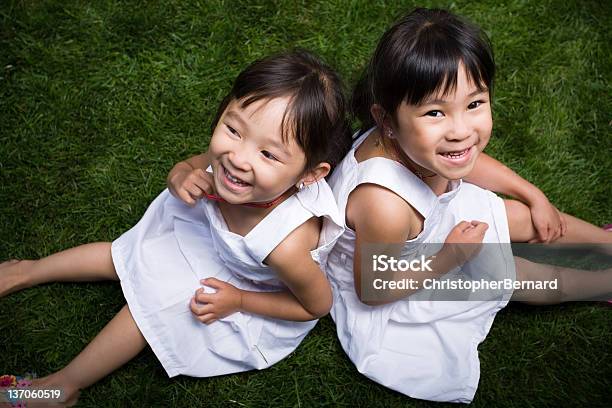 Sisters - Fotografie stock e altre immagini di 2-3 anni - 2-3 anni, 4-5 anni, Abbigliamento casual