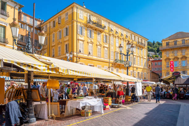 a busy morning at the cours saleya flea market in the old city section of vieux nice france on the french riviera - city of nice restaurant france french riviera imagens e fotografias de stock