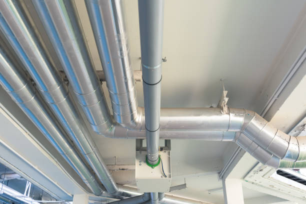 système de tuyauterie d’alimentation et de retour d’eau glacée sous le bâtiment. - water system photos et images de collection