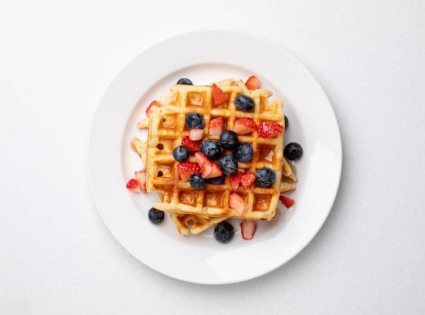 gaufre belge et baies fraîches - waffle breakfast syrup food photos et images de collection