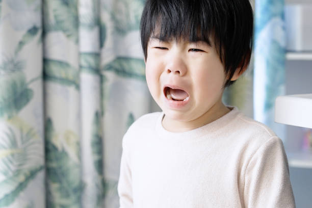 enfant asiatique effrayant et pleurant - anger child furious asian ethnicity photos et images de collection