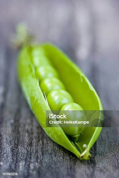 Photo libre de droit de Pois Mangetout banque d'images et plus d'images libres de droit de Aliment - Aliment, Couleur verte, En bois